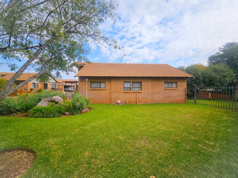 2 Bedroom Property for Sale in Langenhovenpark Free State